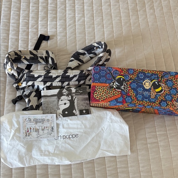 Artipoppe Zeitgeist Stylish Black and White Kids Carrier - Picture 4 of 4